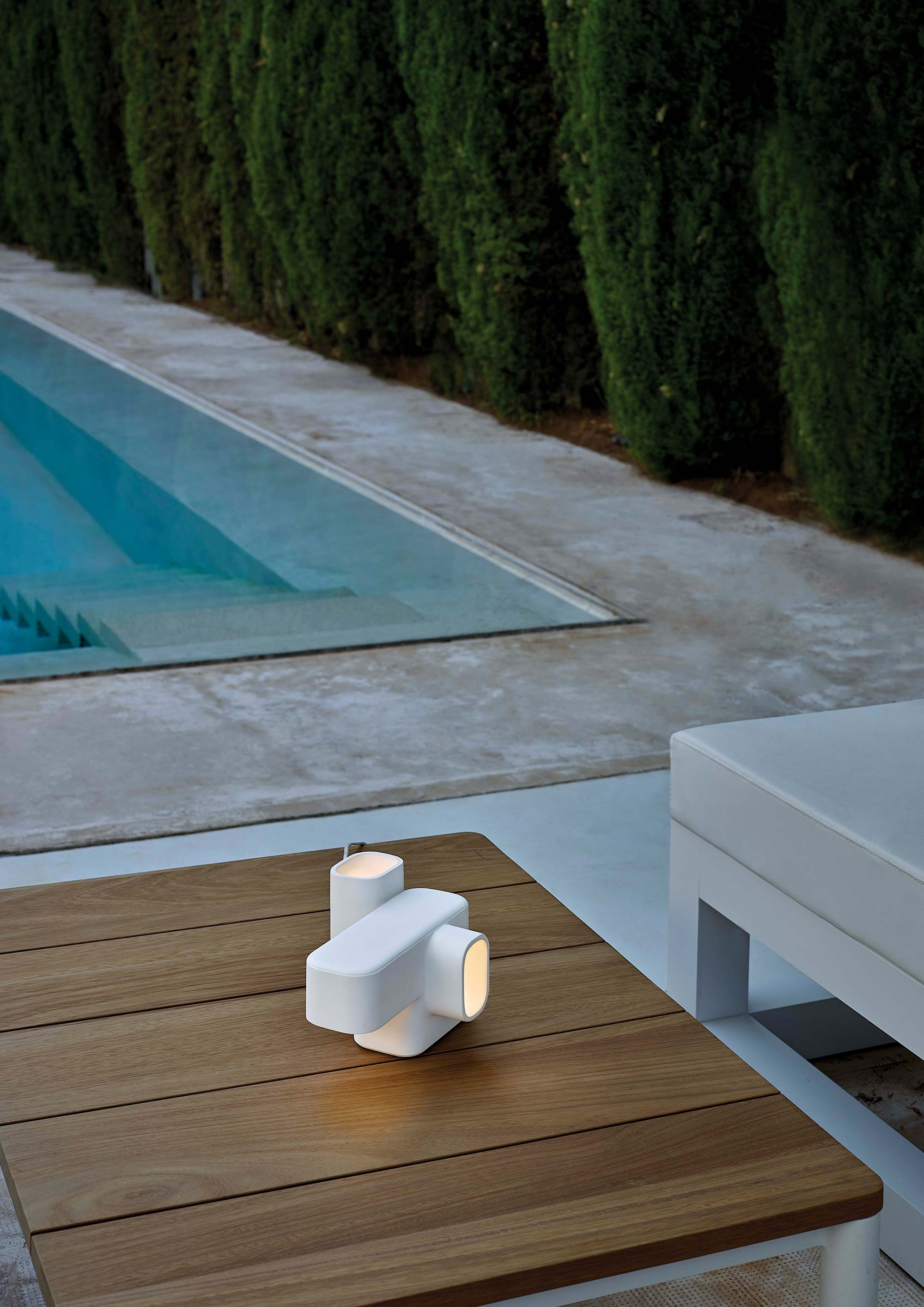 LZF Lamps Neuheiten Habitat Keramik Tischleuchte Pool Garten