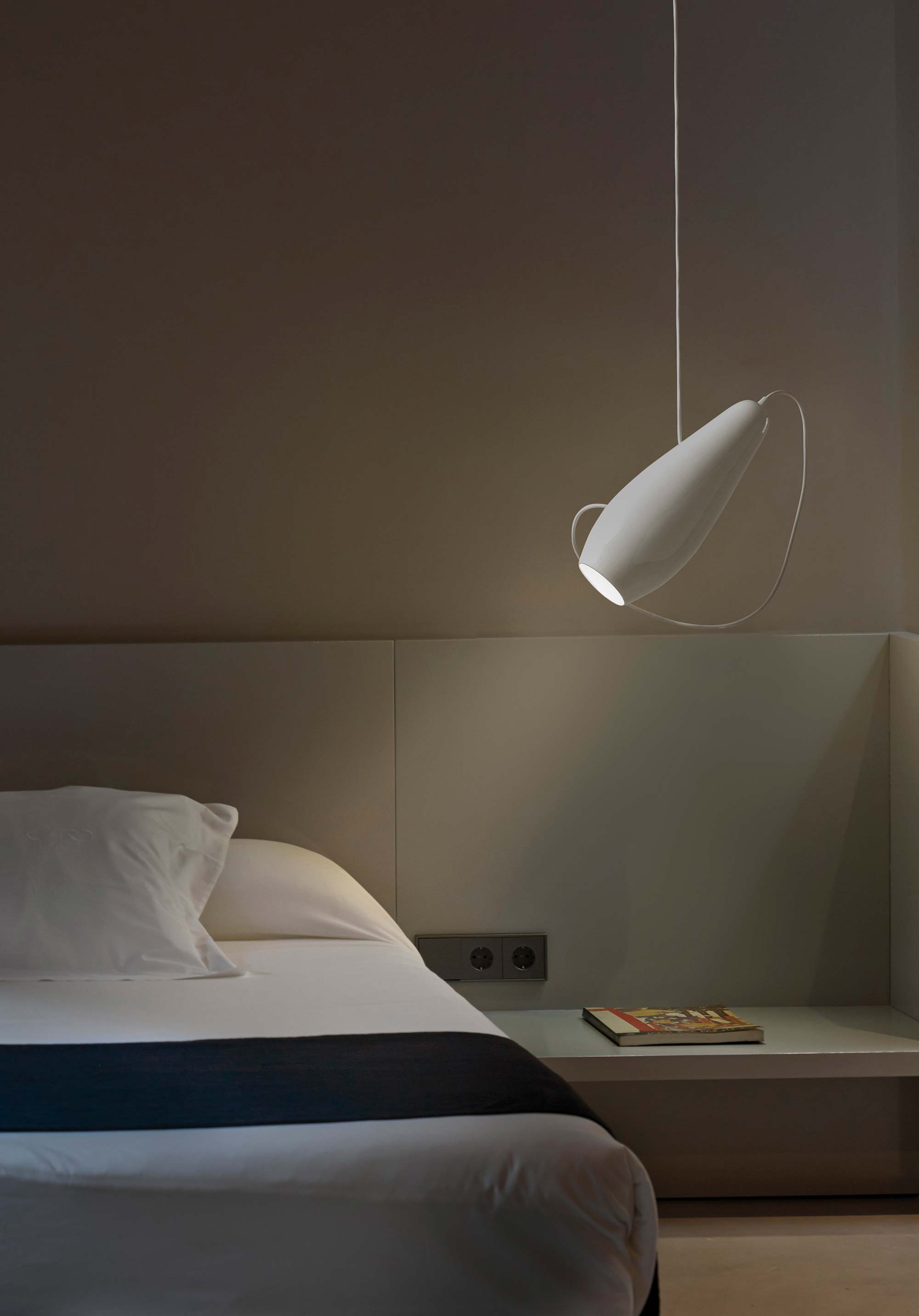 LZF Lamps Neuheiten Ydria Keramik Pendelleuchte Hotel Nachttisch