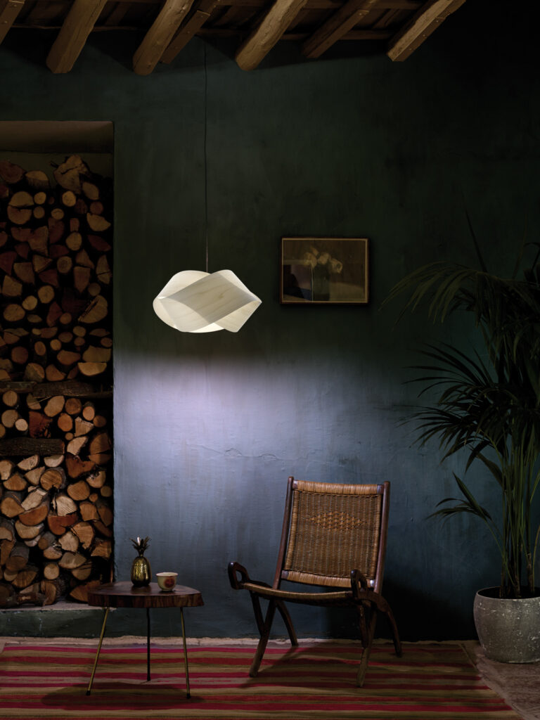 Wohnzimmer Beleuchtung mit der Nut Pendelleuchte in einer gemütlichen Leseecke