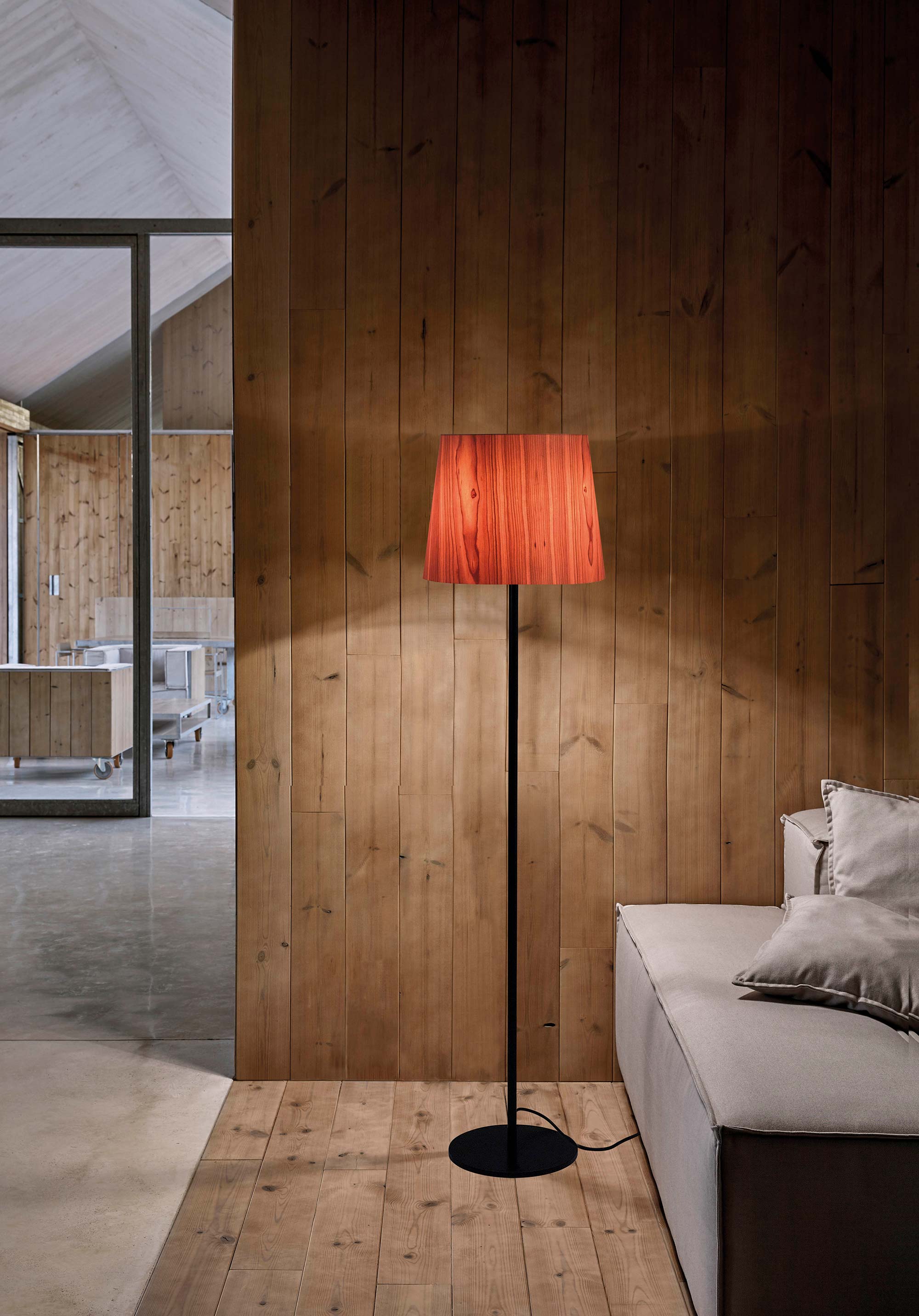 LZF Lamps Neuheiten Zeta Stehleuchte Kirschholz schwarzes Metall Wohnzimmer