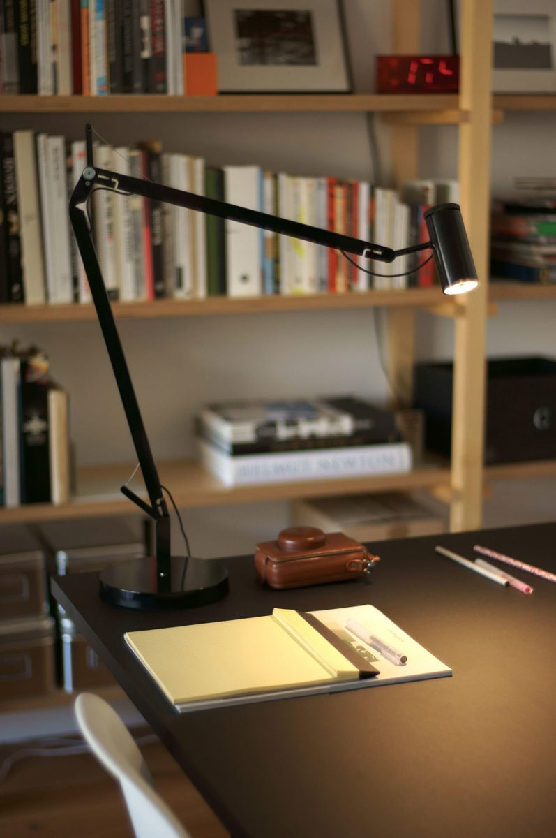 Gerichtete Schreibtischbeleuchtung mit der Marset Polo Arbeitsleuchte am Home-Office-Arbeitsplatz