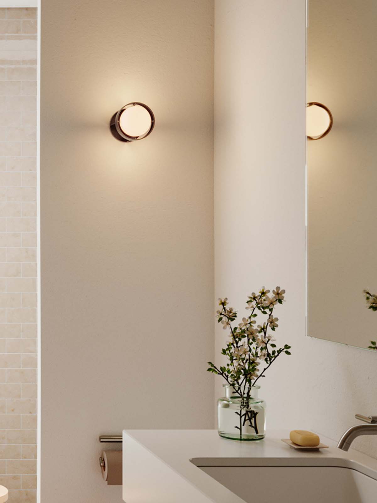 Badezimmer Beleuchtung mit der Tala Loop Wandleuchte IP44 neben dem Spiegel